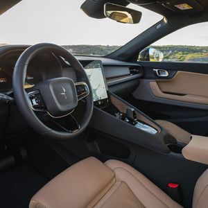 Im Innenraum dominiert der senkrechte, freistehende Bildschirm in Armaturenbrettmitte.(Bild:  Istvan CsiszarPolestar)