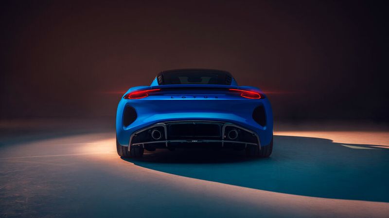 Optisch ähnelt der Emira dem elektrischen Hypercar Evija, welches Lotus dieses Jahr auf den Markt bringt. (Bild: Richard Pardon/Lotus)