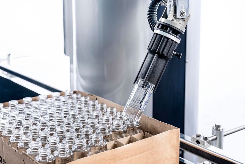 In der Praxis bewährt sich der Cobot auch in anderen Branchen wie Kosmetik und greift zum Beispiel sortierte Glasflaschen ohne Programmierung aus einer Kartonverpackung. (Bild: Gerhard Schubert GmbH)