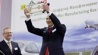 Mikhail Volkov, Generaldirektor von Schaeffler Manufacturing Rus (Mitte) hält stolz den symbolischen Schlüssel für das neue Werk Uljanovsk in den Händen. Links: Dietmar Heinrich, CEO Schaeffler Region Europa. (Bild: Schaeffler)