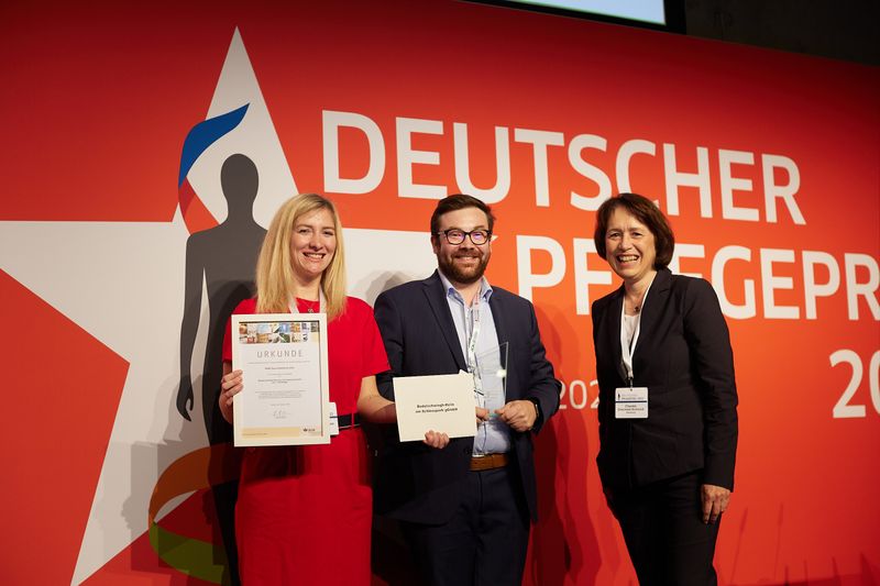 Träger des Pflegepreises 2022 ( Jan Pauls / Deutscher Pflegetag)