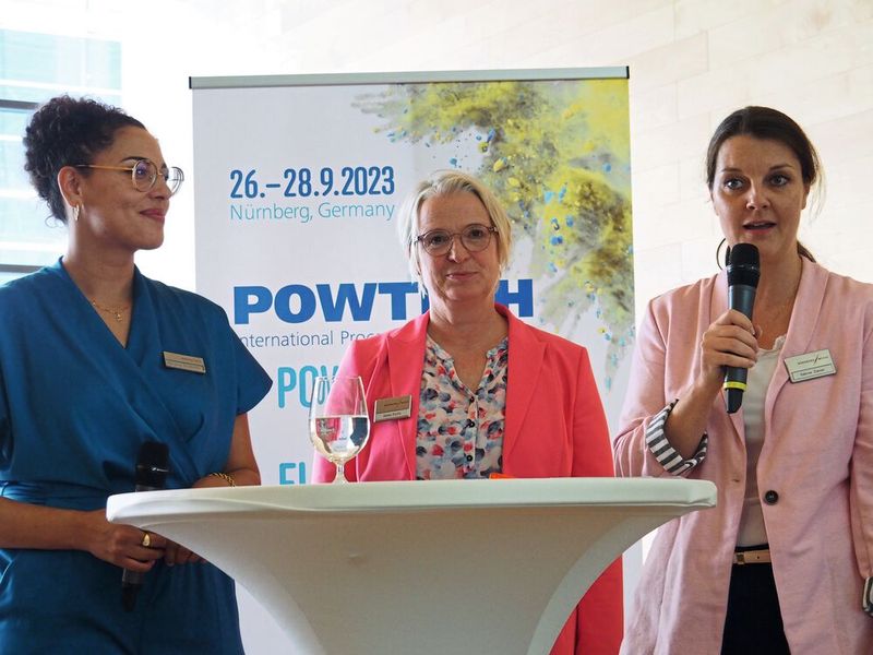 Dr. Marianne Eisenhofer, Heike Slotta und Sabine Ziener (von links) zeigten sich Mitte der Woche zufrieden mit dem Messeverlauf. Auch in Zukunft soll die Powtech eine Arbeitsmesse im Herzen Europas bleiben. (Bild: Mühlenkamp/SCHÜTTGUT)