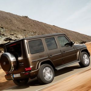 Für eine bessere Asphalt-Performance bietet die neue G-Klasse zudem eine Kombination aus Einzelradaufhängung mit Doppelquerlenker-Vorderachse und starrer Hinterachse.(Bild:  Mercedes-Benz)