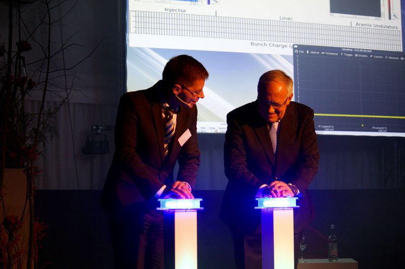 Es ist soweit, der SwissFEL wird offiziell eingeweiht. Hurra! (Joël Mesot und Johann Schneider-Ammann) (Sergio Caré / VBM)