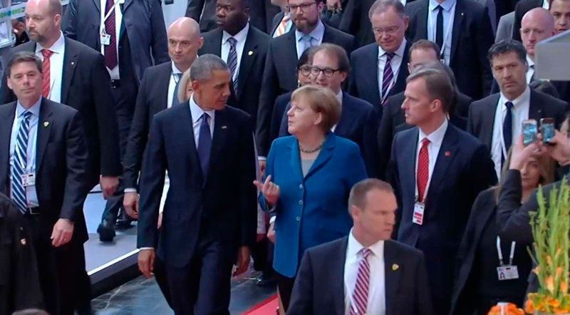 Der obligatorische Messerundgang mit Kanzlerin Angela Merkel. Der Bundesminister für Verkehr und digitale Infrastruktur, Alexander Dobrindt, durfte einmal in die zweite Reihe vorrücken. (Bild: Hannover Messe)