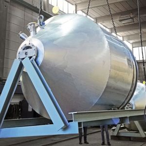 Über einen Schwerlast-Portalträger wurden die Trockner seitlich in das Gebäude eingebracht. Dort ging es in zentimetergenauer Präzisionsarbeit durch einen Deckendurchbruch ein Stockwerk höher, wo sie gewendet und installiert wurden.(Bild:  BHS Sonthofen)