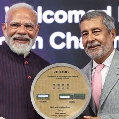 Indiens Premierminister Shri Modi und Sanjay Mehrotra, Chairman und Präsident von Micron, bei der offiziellen Eröffnung der neuen ATMP-Anlage im indischen Sanand. (Bild: NIJ, via X)