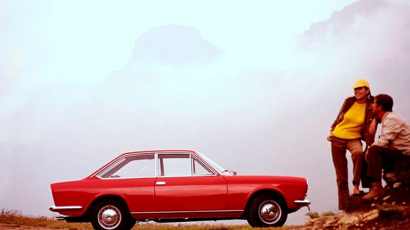 Traumcoupé für junge Familien: 1967 konterte das Fiat 124 Sport Coupè Rivalen wie Alfa Romeo Giulia GT oder MGB GT. Gebaut wurde es von 1967 bis 1976. Es hatte anfangs 1438 cm³ Hubraum und leistete 90 PS (66 kW). Durch ein weit nach hinten gezogenes Dach entstand im Fond normale Limousinen-Kopffreiheit, weshalb der Hersteller das Fahrzeug als „viersitzigen Tourenwagen“ bezeichnete. Erstmals bei Fiat wurden hier Front- und Heckscheibe direkt auf die Karosserie aufgeklebt. (Bild: Fiat)