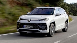 Der VW Tayron hat einige sicherheitsrelevante Probleme. In einigen Fällen dürfen Passagiere nicht mehr auf den Beifahrersitz. (Bild: VW)