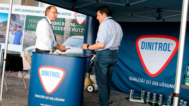 Schutz im Hohlraum und am Unterboden versprechen die Produkte von DINITROL. (Bild: Klasing)