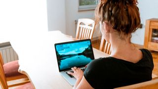 Aufatmen bei vielen Betrieben: Die neue Arbeitsschutzverordnung, die ab Oktober 2022 gilt, sieht keine Pflicht für Arbeitgeber vor, ihren Mitarbeitern Homeoffice und Selbsttests anzubieten. Sie sollen lediglich diese Option prüfen. (Bild: gemeinfrei)