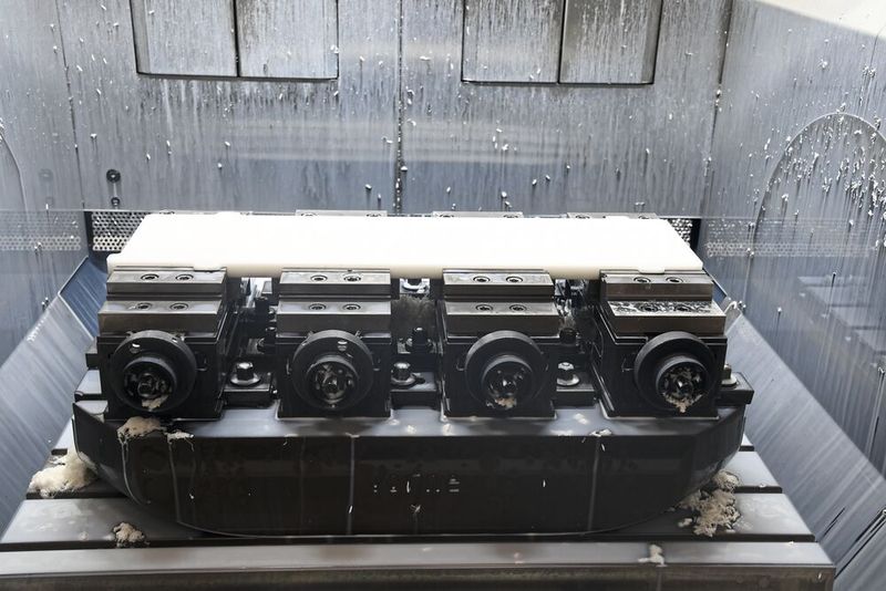 Um möglichst vibrationsarm zu fräsen, strebt SLZ beim Werkstückspannen stets eine grosse Auflagefläche an. (Bild: Gressel)