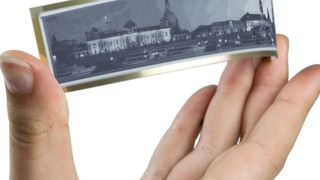 Plastic Logic Germany zeigt ein flexibles elektrophoretisches Display (EPD) in Form eines Armreifs (Bild: Plastic Logic Germany)