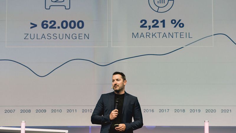 Steffen Freichel, Director Commercial Operations bei Volvo Deutschland, erläuterte in seinem Vortrag, wie die schwedische Premiummarke künftig Neuwagen verkaufen will. (Stefan Bausewein)