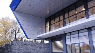 Das neue Gebäude der Aerzener Maschinenfabrik entstand in der Nähe eines Wohngebietes. Daher mussten für den Bau hohe Auflagen im Lärmschutz erfüllt werden. Bilder: Efaflex (Archiv: Vogel Business Media)