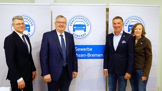Stellten gemeinsam die Jahresbilanz des Kfz-Gewerbes Niedersachsen-Bremen vor (v. l.): LV-Geschäftsführer Christian Metje, Präsident Karl-Heinz Bley, Obermeister Hans Jörg Koßmann (Innung Bremen) und Geschäftsführerin Anke Kuckertz. (Bild: Zietz – VCG )