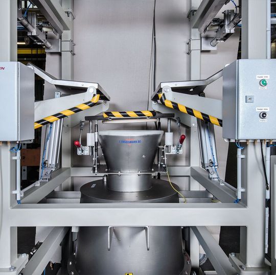 Die Big-Bag-Entleerung wird teilautomatisiert gesteuert. Die Einbringung der Big Bags erfolgt manuell, der Entleervorgang, die Produktausräumung und -zuführung automatisiert. Die Big-Bag-Entleerung wird teilautomatisiert gesteuert. Die Einbringung der Big Bags erfolgt manuell, der Entleervorgang, die Produktausräumung und -zuführung automatisiert.