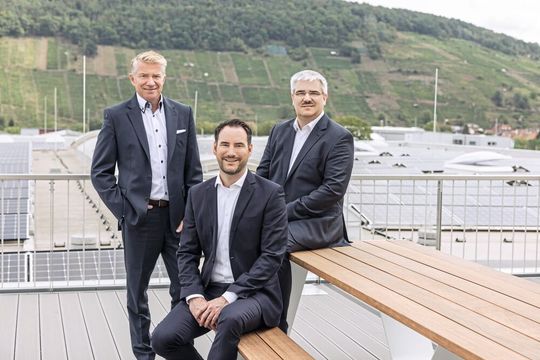 Ein Führungs-Trio lenkt die Geschicke des Kupplungsspezialisten (v.l.n.r.): Frank Kronmüller, Vertrieb und Marketing, Maximilian Crößmann, Finanzen und IT sowie Holger Vogt, Produktion.(Bild:  R+W Antriebselemente)