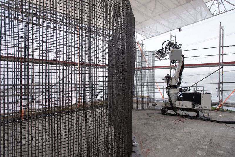 Der Beton wird in das Stahldrahtgitter eingegossen. Dank der engmaschigen Struktur des Stahldrahtgitters und der speziellen Betonmischung bleibt der Beton innerhalb des Gitters und fließt nicht heraus, was zu weniger Bauabfällen führt. (NCCR Digital Fabrication, 2017)