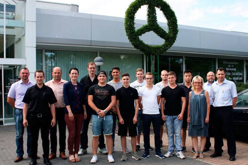 ... parallel hieß das Peter-Autozentrum Anhalt seine elf neuen Auszubildenden in Dessau willkommen. (Peter-Gruppe)