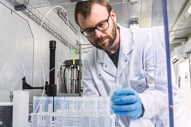 Dr. Kaspar Dällenbach hat die Zusammensetzung von Feinstaubproben genau analysiert.  (Paul Scherrer Institut/Markus Fischer)