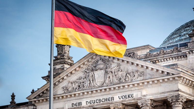 Politik und Industrie wollen gemeinsam die deutsche Wirtschaft wieder nach vorn bringen - und nehmen dafür viel Geld in die Hand. (Bild: ©  strangeways70 - stock.adobe.com)