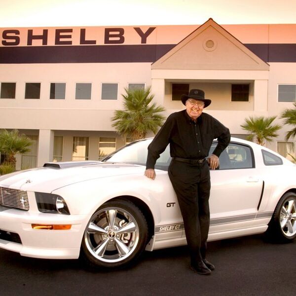 Carroll Shelby mit dem 2007er Ford Shelby GT Mustang. (Ford Motor Company)