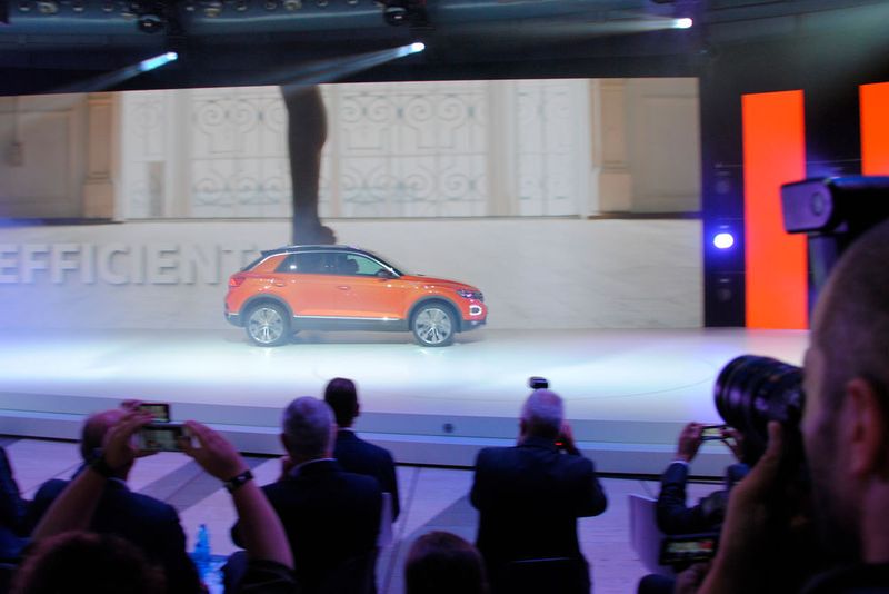 Gespannt beobachtet von zahlreichen Pressevertretern. (Uhl/»kfz-betrieb«)