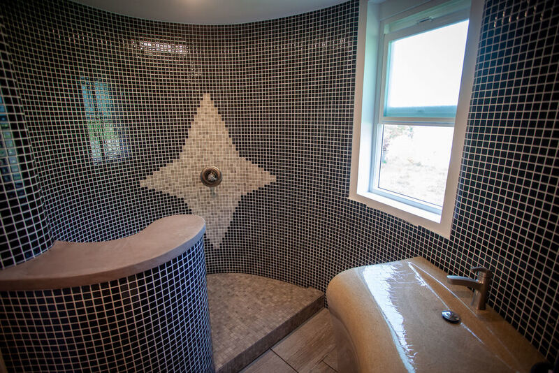 Das Badezimmer ist bis zur Mitte der Fibonacci-Kurve mit Mosaik gefliest, der Duschkopf befindet sich in deren Mitte. (Twente-Additive-Manufacturing)