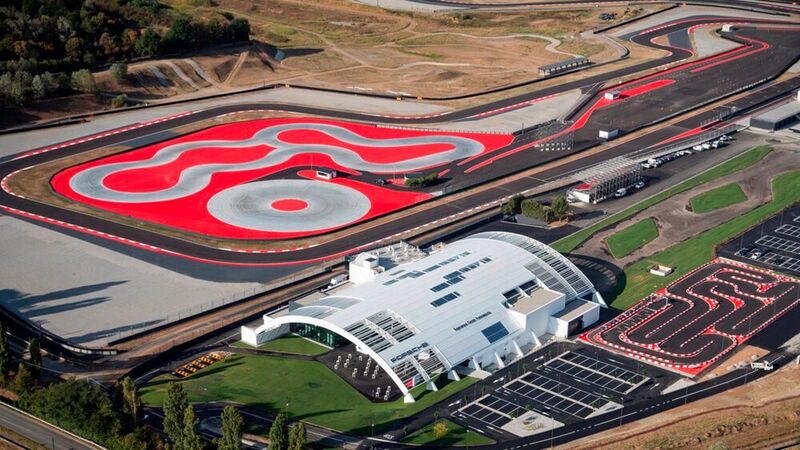 Im italienischen Franciacorte hat Porsche im vergangenen Jahr das achte Experience-Center eröffnet. Herzstück des 5.600 Quadratmeter großen Geländes ist die 2,5 Kilometer lange, sehr technische Hauptstrecke mit diversen Kurven und Schikanen. Ein perfekter Austragungsort, um das elektrische Vorhaben der Marke zu vermitteln. (Bild: Porsche)