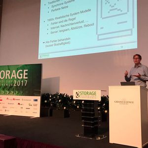 Die Entwicklung von Software-Storage und was man dabei von Google, Amazon und Facebook lernen kann, beleuchtete Dr. Felix Hupfeld in seiner Keynote.(Bild:  Vogel IT-Medien)