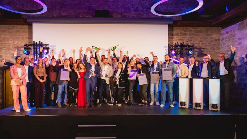Die drei strahlenden Gesamtsieger des Automotive Business Awards 2026 mit ihren Teams und Vertretern der Jury und der Sponsorpartner.(Bild:  Stefan Bausewein)