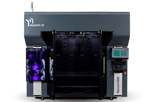 Der kürzlich vorgestellte 3D-Großdrucker Massivit 5.000 bietet ein Dual-Material-System, welches das gleichzeitige Drucken unabhängiger Teile ermöglicht.(Bild:  Massivit 3D Printing Technologies Ltd.)
