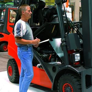 Bild 3: Die Arbeitsscheinwerfer werden mittels elektri-scher Komponenten am Quality Gate des Fahrerschutzdach/Rahmen-Bandes geprüft. Wird eine Abweichung festgestellt, wird diese sofort behoben. Bild: Linde