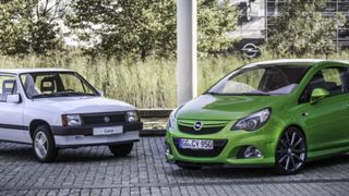 Der Opel Corsa feiert seinen 30. Geburtstag. Das Topmodell der Rüsselsheimer läuft schon in der vierten Generation. So stehen sich auf dem Bild auch der Großvater und einer seiner Enkel gegenüber: Derd Corsa A und der Corsa OPC als "Nürburgring Edition" von 2011. (Opel)