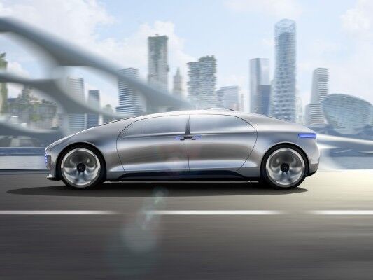 Mercedes-Benz F 015 Luxury in Motion im Stadtverkehr der Zukunft (Bild: Mercedes-Benz)