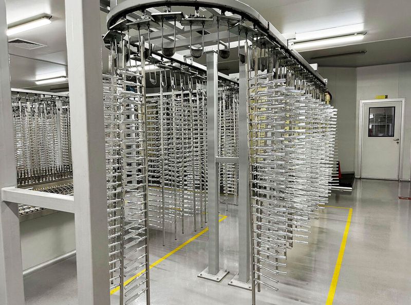 Für die Oberflächenveredelung steht im Thomriss-Produktionswerk dieses System im großen Reinraum zur Verfügung.  (Bild: Wittmann Group)