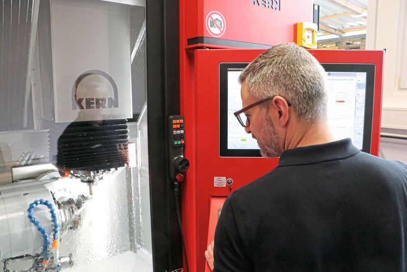 Nach dem Programmstart beobachtet Maschinenbediener Matthias Grän noch kurz die Bauteilbearbeitung. Danach arbeitet die vollautomatisierte Kern Micro HD mit Schleifpaket bei Bedarf auch mehr als 150 Stunden mannlos.  (Bild: Kern Mikrotechnik GmbH)