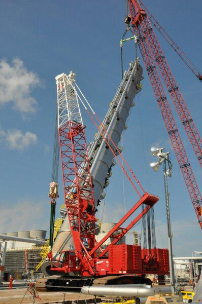 Corunna ethane separator tower lift as part of the Corunna Revamp Project. (Picture: Nova Chemicals)