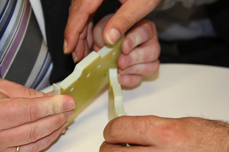 Werkstück aus glasfaserverstärktem Kunststoff nach dem Konturfräsen und Bohren. Bei der Probe handelt es sich um ein 10 mm dickes Laminat aus Glasfasergewebe und Epoxidharz. Der Faservolumengehalt beträgt rund 50%. (Bild: Kraus)