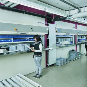 Im Kommissionierlager werden an acht Rotomat-Lagerliften parallel Teile für die gesamte Produktion bereitgestellt.