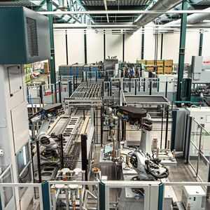 Sorgt für einen hohen Teileausstoß: Das flexible Metallverarbeitungssystem (FMS) von Salvagnini erstreckt sich fast über die ganze Produktionshalle 2 der Pyropac AG.