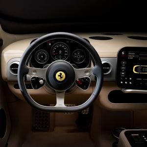 Das Cockpit prägt ein retro-futuristischer Stil.(Bild:  Ferrari)