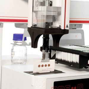 Abb. 4: Automatisierte Dried-Blood-Spot-Analyse: Der DBS-A-Automsampler entfernt eine DBS-Karte nach Extraktion (weiße Bereiche) der vier Blood-Spots. (Bild:  Gerstel)