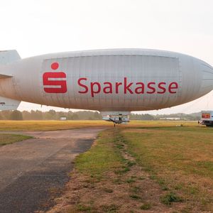 Aufmerksamkeit ist ihm sicher: Theo bei seiner Arbeit, der Luftwerbung.(Bild:  WDL Luftschiffgesellschaft mbH)