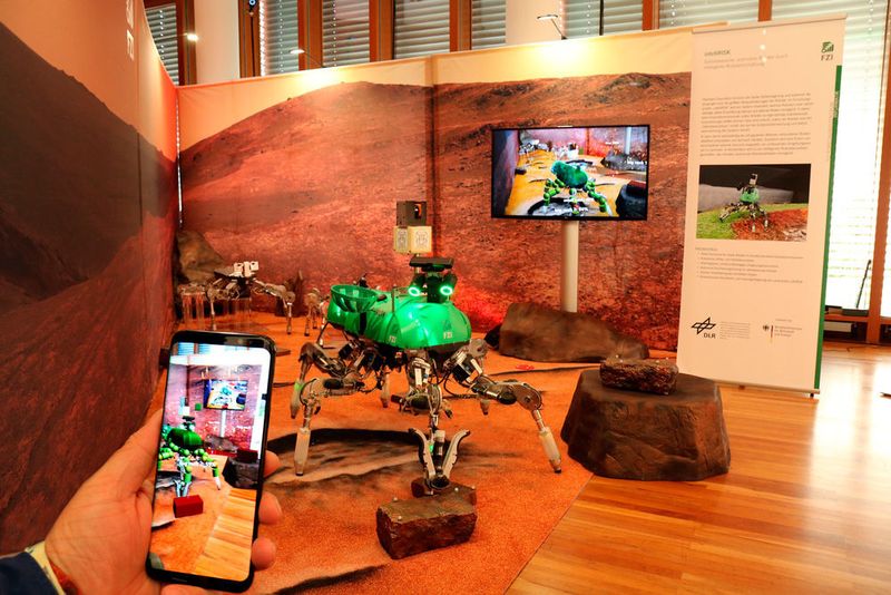 Der FZI-Roboter Lauron läuft auch durch unwegsames Gelände und soll Risiken erkenne, einschätzen und je nach potenziellem Nutzen bewusst eingehen. (FZI)