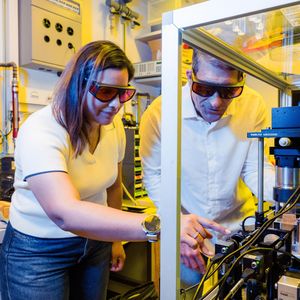 Maria Alvarez‑Castaño und Prof. Christophe Moser. (Bild:  Adrien Buttier/EPFL)