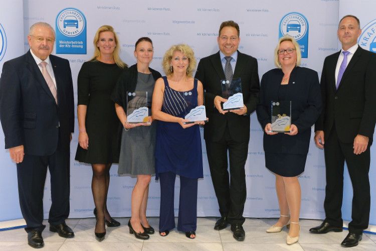 So sehen Sieger aus: (v.li.) ZDK-Präsident Jürgen Karpinski, Moderatorin Claudia Kleinert, Sandra Feit (Kalligraph Bronze), Heidi Baier (Kalligraph Sonderpreis), Dietmar Clysters (Kalligraph Silber), Svenja Fricke (Kalligraph Gold) und Dirk F. Nusselt (Fuchs Europe Schmierstoffe). (Foto: Promotor)