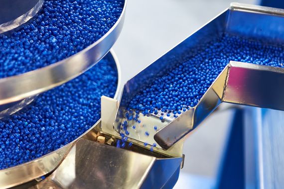 Die Großindustrie setzt jährlich über 250 Millionen Tonnen Plastikpellets um. Für die Freisetzung von Mikroplastik ins Meer sind aber andere Quellen relevanter. Woher das meiste Plastik in die Ozeane gelangt, erfahren Sie in dieser Bildergalerie (basierend auf einer Schätzung der International Union for Conservation of Nature). (Bild: ©Sergey Ryzhov - stock.adobe.com)