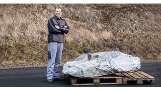 Der Vergleich: die gleiche Wolframmenge im Roherz und in Vollhartmetallstücken. Die Konzentration im Vollhartmetallstück ist 250 mal so hoch wie im Wolframerz. (Bild: Wolfram Bergbau und Hütten AG)